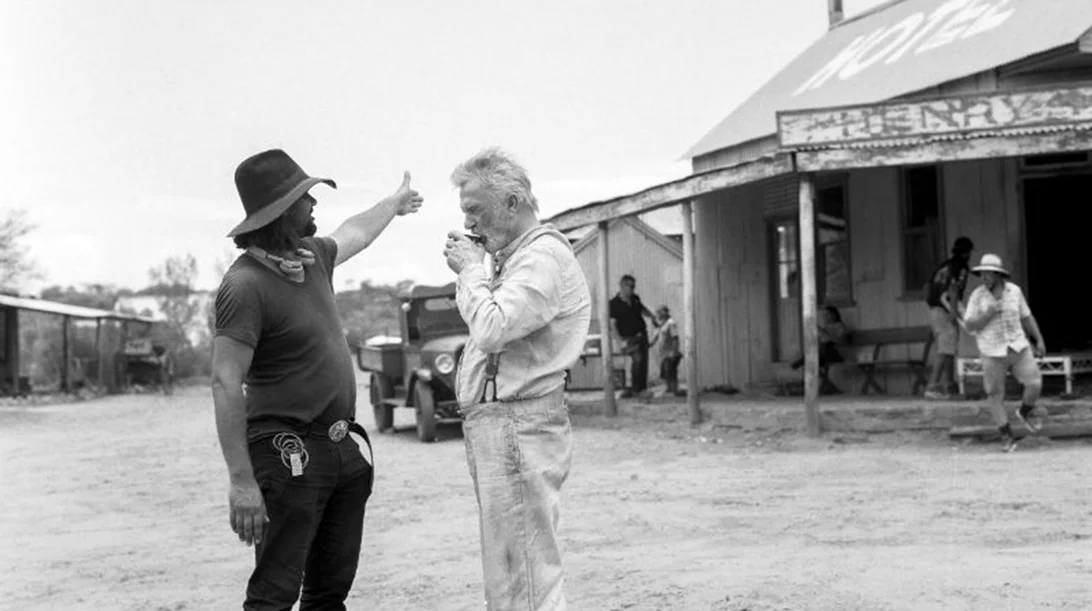 Ο Γουόργουικ Θόρντον μας μιλά για το εκτυφλωτικό νεο-γουέστερν «Γλυκιά Πατρίδα»